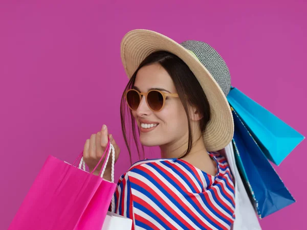 Mujer Joven Con Bolsas Compras Sobre Fondo Rosa Chica Feliz —  Fotos de Stock