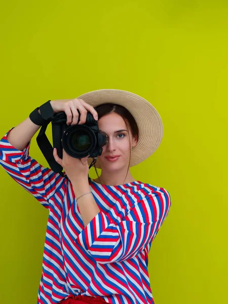 漂亮的女摄影师的肖像拍的很近 说奶酪 年轻的微笑女子手持绿色背景的相机 — 图库照片