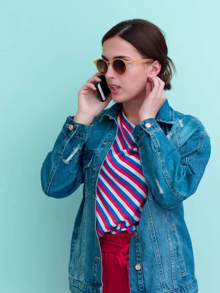 Retrato Menina Falando Telefone Enquanto Estava Frente Fundo Azul Modelo — Fotografia de Stock