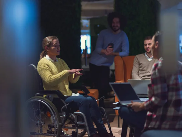 現代のスタートアップ オープン スペース オフィスで 多様なビジネス チームとミーティングを行う車椅子の障害者ビジネス ウーマン — ストック写真