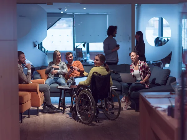 Gehandicapte Zakenvrouw Een Rolstoel Ontmoeting Met Haar Diverse Business Team — Stockfoto