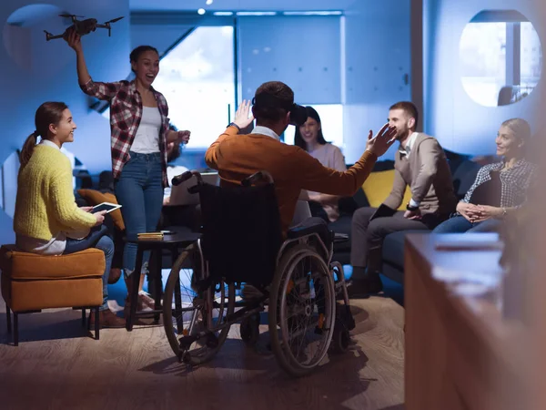 Uomo Affari Disabile Sedia Rotelle Lavoro Nel Moderno Ufficio Coworking — Foto Stock