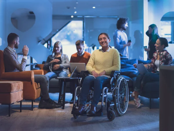 Portret Van Een Gehandicapte Zakenvrouw Een Rolstoel Voor Haar Diverse — Stockfoto