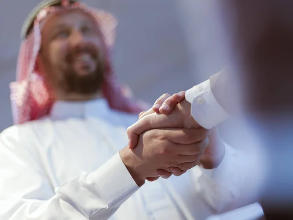 Reunión Negocios Con Hombre Árabe Compañero Dándose Mano Saludos Introducción —  Fotos de Stock