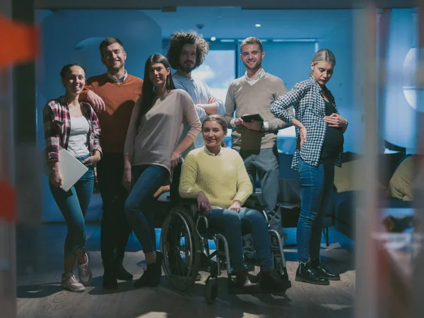 Empresaria Discapacitada Silla Ruedas Oficina Con Compañeros Trabajo Retrato Equipo —  Fotos de Stock