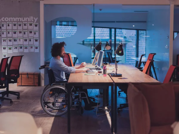 Επιχειρηματίας Ειδικές Ανάγκες Αναπηρικό Αμαξίδιο Που Εργάζεται Μόνος Του Υπερωρίες — Φωτογραφία Αρχείου