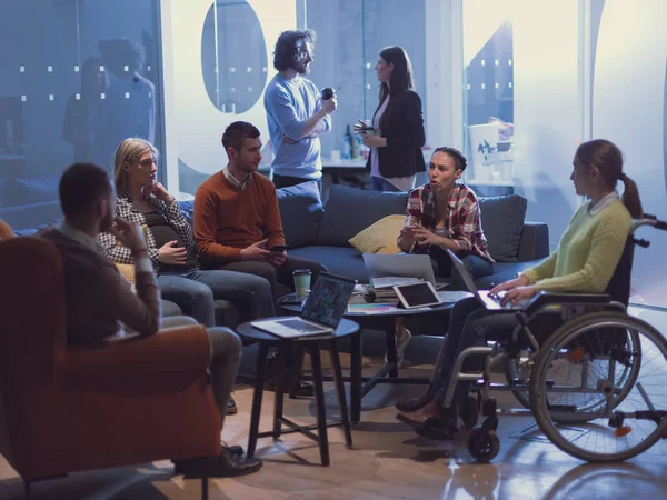 Behinderte Geschäftsfrau Rollstuhl Beim Brainstorming Mit Ihrem Vielfältigen Geschäftsteam Über — Stockfoto