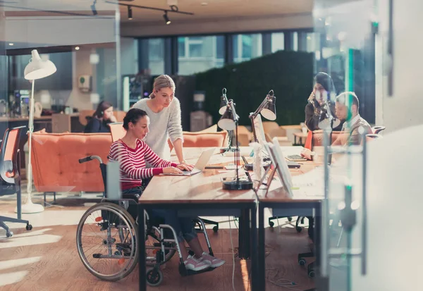 Donna Affari Disabile Una Sedia Rotelle Che Lavora Ufficio Creativo — Foto Stock