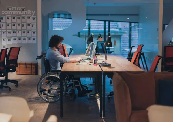 Behinderter Geschäftsmann Rollstuhl Macht Überstunden Allein Seinem Schreibtisch Desktop Computer — Stockfoto