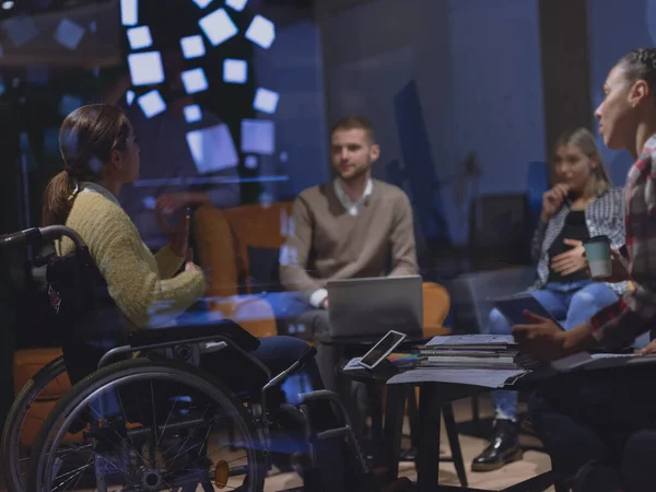 Gehandicapte Zakenvrouw Een Rolstoel Heeft Een Ontmoeting Met Diverse Business — Stockfoto