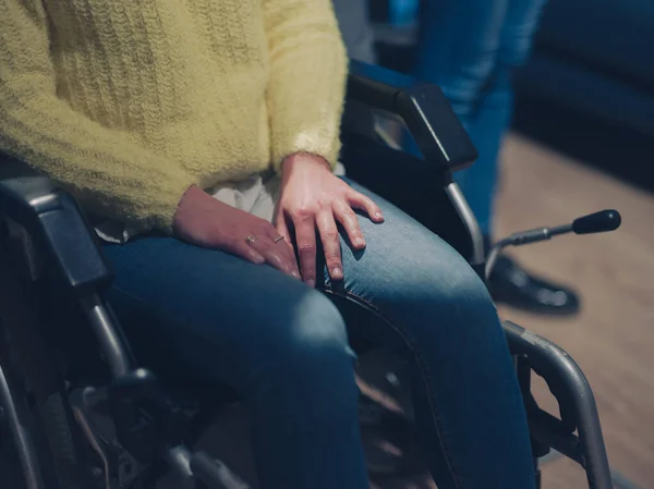 Traurige Und Depressive Behinderte Geschäftsfrau Rollstuhl Büro Mit Kollegen Diversifiziertes — Stockfoto