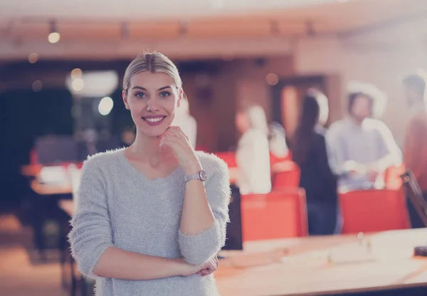 Retrato Una Hermosa Mujer Negocios Rubia Como Líder Equipo Mirando — Foto de Stock