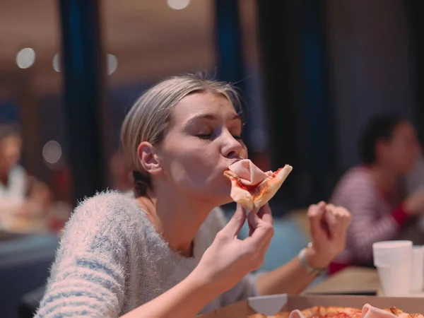 Giovane Donna Mangia Una Pizza Dal Servizio Consegna Mentre Lavoro — Foto Stock