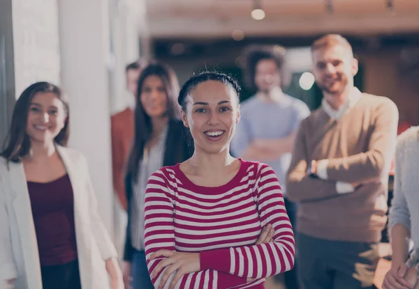 Hermosa Mujer Negocios Hispana Musulmana Moderna Hijab Mirando Cámara Sonriendo — Foto de Stock