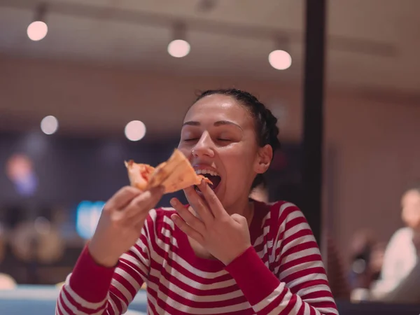 Giovane Donna Mangia Una Pizza Dal Servizio Consegna Mentre Lavoro — Foto Stock