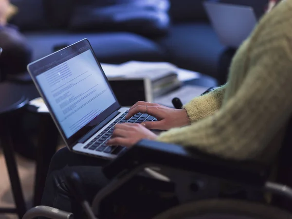 Close Van Een Vrouw Een Rolstoel Die Kantoor Aan Een — Stockfoto