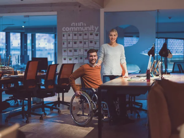 Geschäftsmann Rollstuhl Modernen Coworking Büroräumen Der Spät Der Nacht Büro — Stockfoto