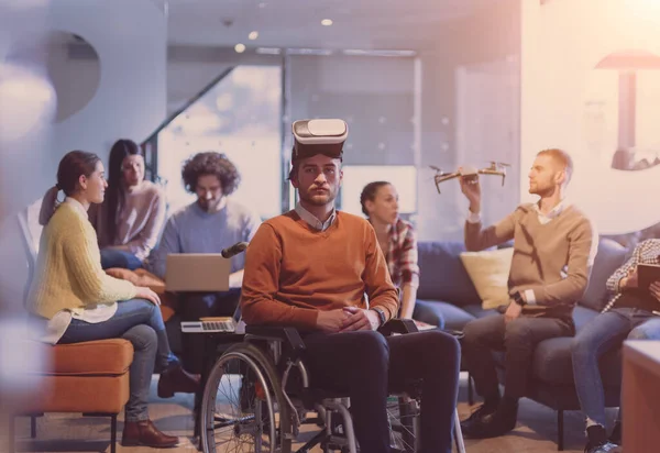 Gehandicapte Zakenman Een Rolstoel Aan Het Werk Moderne Open Ruimte — Stockfoto