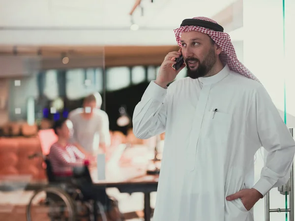 Orta Doğulu Arap Işadamı Ofis Toplantı Odasında Akıllı Telefondan Konuşuyor — Stok fotoğraf