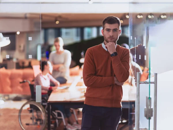 Een Knappe Zakenman Die Vertrouwen Heeft Het Kantoor Gehandicapte Zakenvrouw — Stockfoto