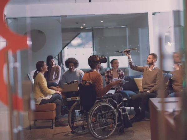 Behinderte Geschäftsleute Rollstuhl Bei Der Arbeit Einem Modernen Coworking Büro — Stockfoto