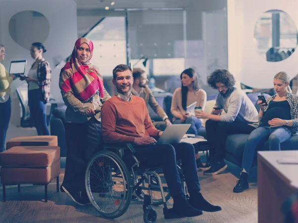 Empresario Discapacitado Silla Ruedas Trabajo Una Moderna Oficina Coworking Espacio —  Fotos de Stock