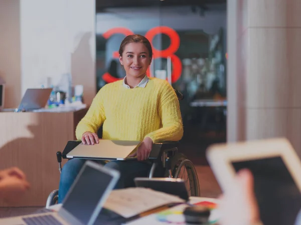 Gehandicapte Zakenvrouw Een Rolstoel Ontmoeting Met Haar Diverse Business Team — Stockfoto