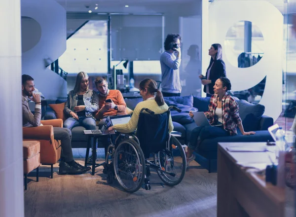 Gehandicapte Zakenvrouw Een Rolstoel Ontmoeting Met Haar Diverse Business Team — Stockfoto