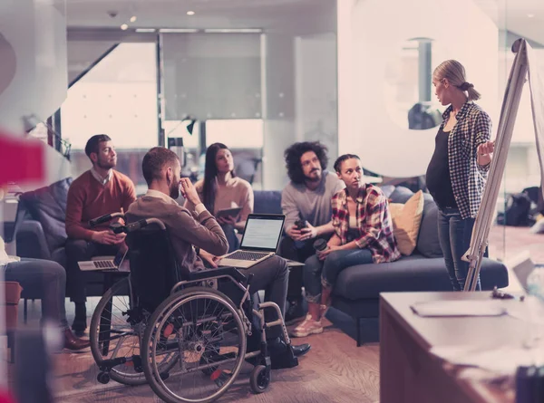 Incinta Imprenditrice Conduce Incontro Creativo Diversi Business Team Ufficio Moderno — Foto Stock