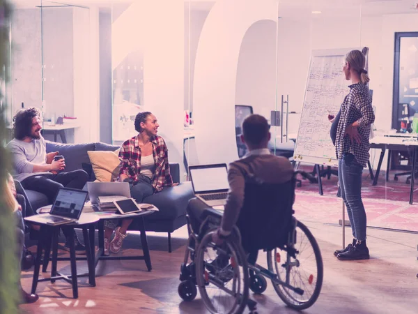 Gravid affärskvinna leder kreativt möte av Business Team i modern Coworking öppna Space Office — Stockfoto