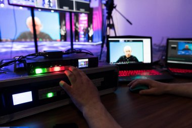 İş konferansında canlı internet yayını, sosyal ağ yayını vasıtasıyla online webinar ya da seminer yeni normal salgın, elearning.