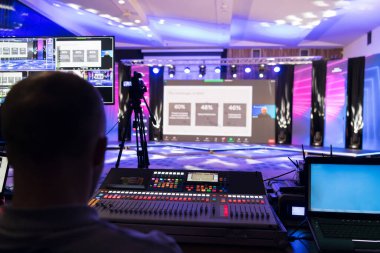 İş konferansında canlı internet yayını, sosyal ağ yayını vasıtasıyla online webinar ya da seminer yeni normal salgın, elearning.