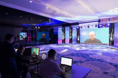 İş konferansında canlı internet yayını, sosyal ağ yayını vasıtasıyla online webinar ya da seminer yeni normal salgın, elearning.