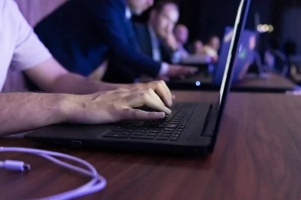 Transmissão de internet ao vivo de reunião de conferência de negócios, webinar online ou seminário via rede social transmitido em novo surto normal e vívido, e-learning. — Fotografia de Stock