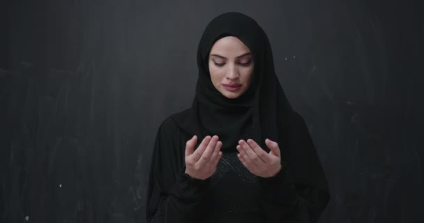 Portrait Une Belle Femme Musulmane Robe Mode Avec Hijab Faisant — Video