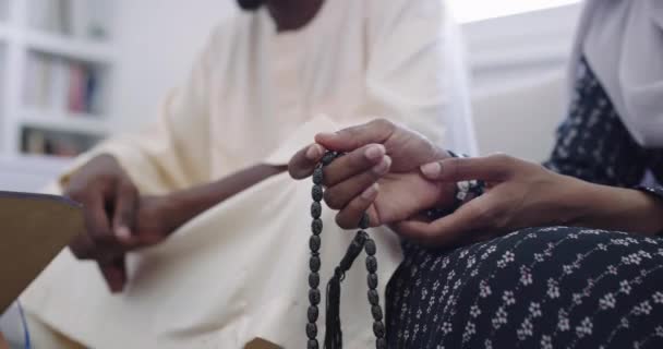 Pareja musulmana africana en casa en ramadán leyendo libro quran holly islam — Vídeos de Stock