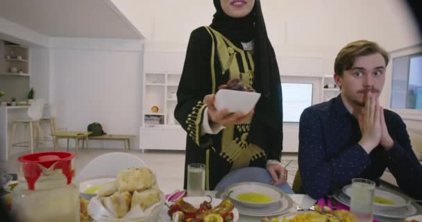 Familia teniendo citas durante la cena del Ramadán o iftar — Vídeos de Stock