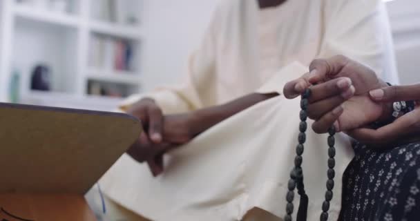 Pareja musulmana africana en casa en ramadán leyendo libro quran holly islam — Vídeo de stock