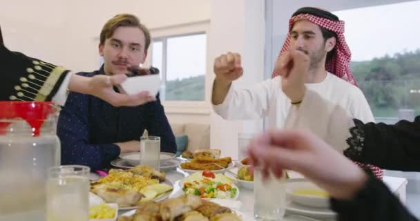 Familia teniendo citas durante la cena del Ramadán o iftar — Vídeos de Stock