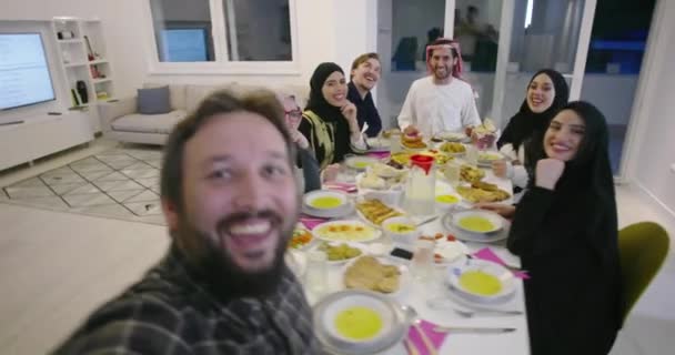 Die islamische Halal-Familie isst und trinkt — Stockvideo