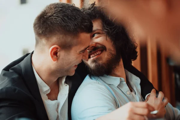 Diversos amigos pareja gay abrazos. Elegante generación fresca z hombres citas en el amor disfrutar de relaciones románticas — Foto de Stock