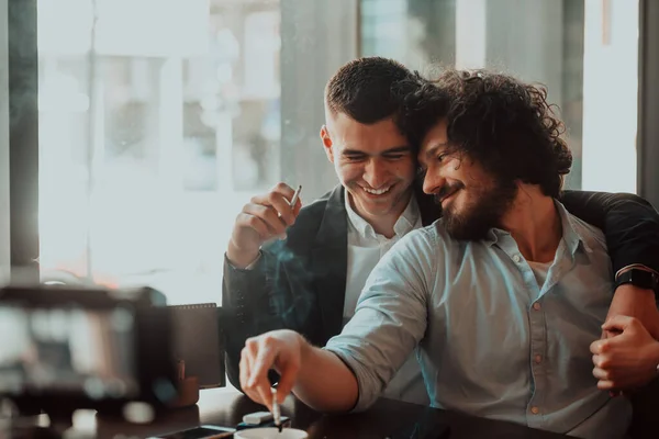 Retrato de pareja gay gay multiétnica heterogénea romántica masculina abrazando y mostrando su amor — Foto de Stock