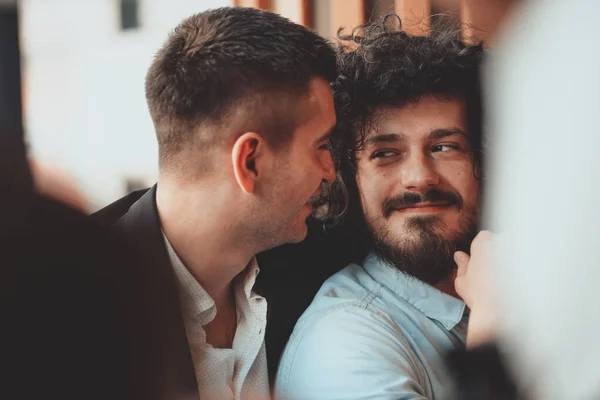 Diversos amigos gay casal abraçando. Elegante geração legal z homens namoro no amor desfrutar de relacionamentos românticos — Fotografia de Stock