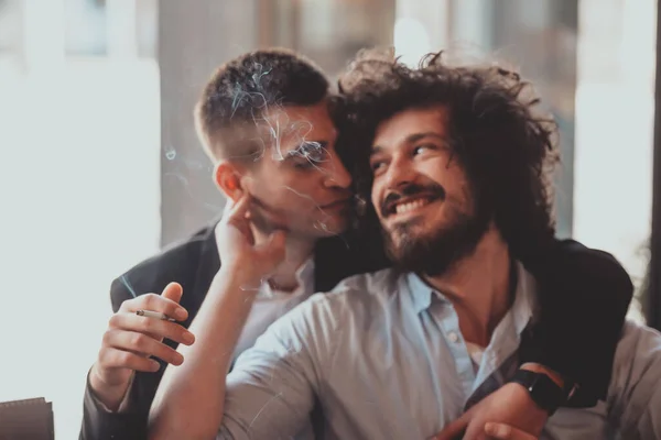 多様な友人ゲイカップル抱擁。スタイリッシュなクールな世代z男性日付愛の中でロマンチックな関係をお楽しみください — ストック写真