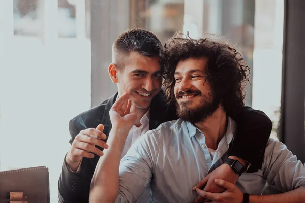 Diversos amigos gay casal abraçando. Elegante geração legal z homens namoro no amor desfrutar de relacionamentos românticos — Fotografia de Stock