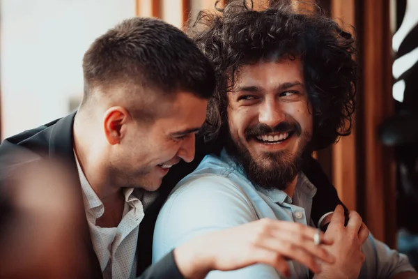 Diversi amici coppia gay abbracci. Elegante cool generazione z uomini incontri in amore godere di relazioni romantiche — Foto Stock