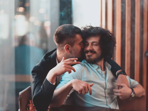 Ritratto di multietnico gay LGBT coppia maschile romantica abbracciando e mostrando il loro amore — Foto Stock