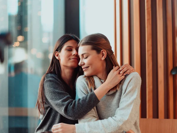 Diversos amigos meninas casal lésbico abraçando. Elegante geração legal z mulheres namoro no amor desfrutar de relacionamentos românticos — Fotografia de Stock