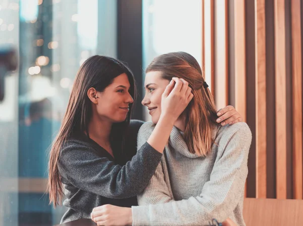 Diversos amigos meninas casal lésbico abraçando. Elegante geração legal z mulheres namoro no amor desfrutar de relacionamentos românticos — Fotografia de Stock