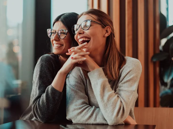 Divers amis filles lesbiennes couple câlin. Élégant cool génération z femmes sortir ensemble en amour profiter des relations romantiques — Photo